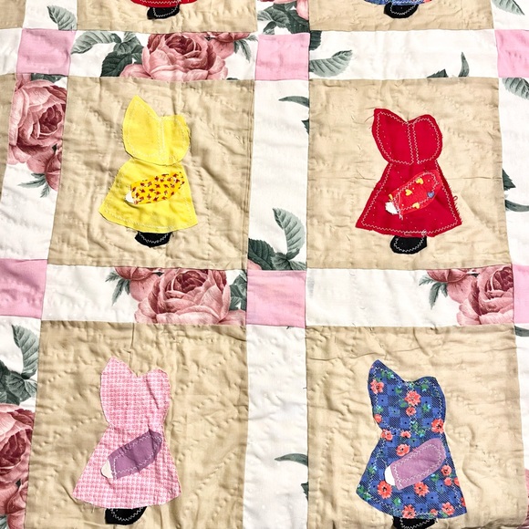 Beautiful Vintage Sunbonnet Sue Appliqued Floral Polka Dot Wall Hanging Quilt - Picture 13 of 16